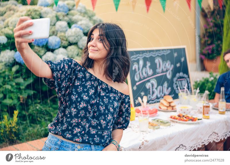 Lustige junge Frau nimmt ein Selfie mit Smartphone. Mittagessen Alkohol Bier Lifestyle Freude Glück Freizeit & Hobby Sommer Garten Tisch Tafel Telefon PDA