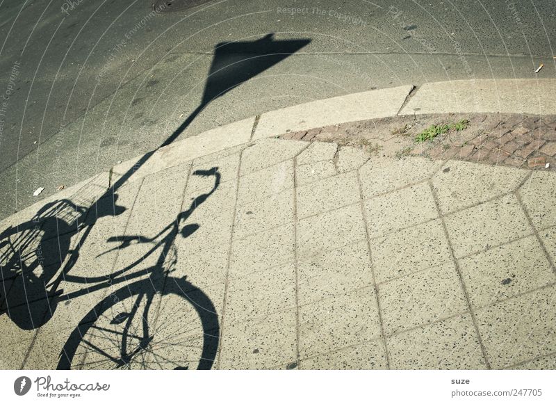 Vorfahrt Freizeit & Hobby Fahrrad Verkehr Straße Stein Verkehrszeichen einfach grau Schattenspiel Bürgersteig Fußweg Verkehrsschild Straßenrand Asphalt Farbfoto