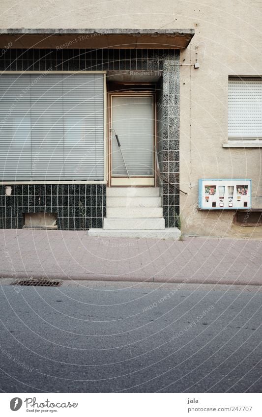 geschlossen Haus Bauwerk Gebäude Mauer Wand Treppe Fassade Fenster Tür Straße Wege & Pfade trist Kaugummiautomat Rollladen Farbfoto Außenaufnahme Menschenleer