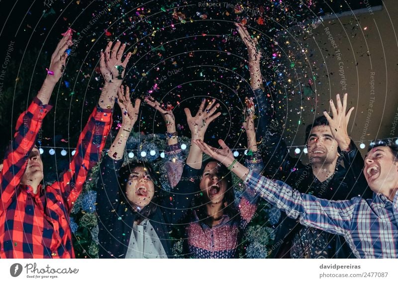 Fröhliche junge Freunde amüsieren sich unter dem bunten Konfetti in der Party Alkohol Bier Lifestyle Freude Glück Nachtleben Entertainment Musik Tanzen