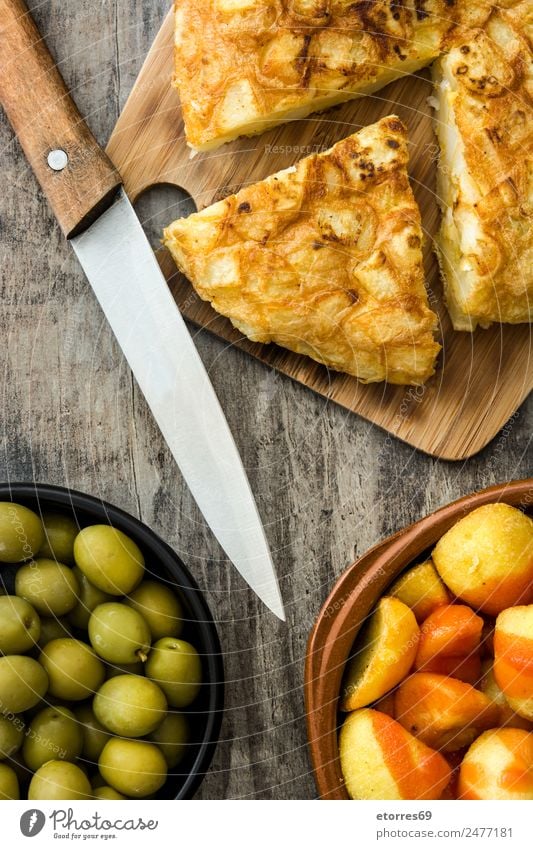 Traditionelle spanische Tapas. Draufsicht Lebensmittel Wurstwaren Käse Schalen & Schüsseln Gesunde Ernährung Tisch Holz lecker Spanisch patatas bravas Speise