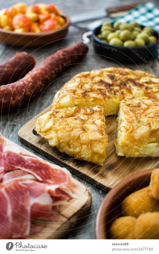 Traditionelle spanische Tapas. Spanisch patatas bravas Lebensmittel Gesunde Ernährung Foodfotografie Kroketten Oliven Omelett Prosciutto Serrano-Schinken Käse