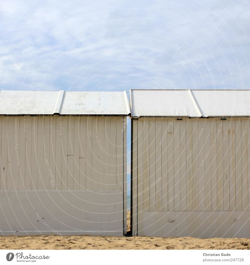 Pärchen Ferien & Urlaub & Reisen Tourismus Ausflug Ferne Freiheit Sommer Sommerurlaub Sonnenbad Strand Meer Insel Haus Paar Menschenleer Hütte Bauwerk Gebäude