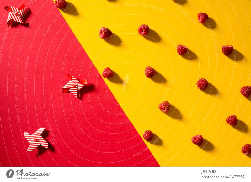 Frische Himbeeren auf gelbem und rotem Hintergrund Frucht Dessert Ernährung Vegetarische Ernährung Diät Schalen & Schüsseln Sommer Natur frisch lecker natürlich