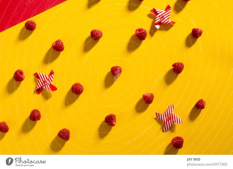 Frische Himbeeren auf gelbem und rotem Hintergrund Lebensmittel Frucht Ernährung Sommer frisch Gesundheit Farbfoto Menschenleer