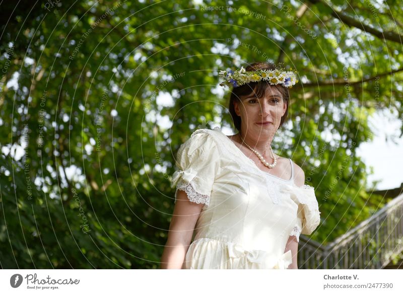 Vorfreude | UT Dresden feminin Frau Erwachsene 1 Mensch 30-45 Jahre Baum Brautkleid Blumenkranz brünett langhaarig beobachten Lächeln Blick stehen leuchten