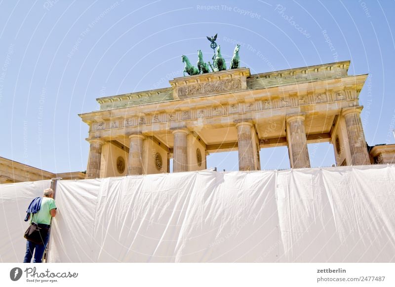 Brandenburger Tor (obere Hälfte) Barriere Architektur Berlin Deutschland Hauptstadt langhans Quadriga Viergespann Regierungssitz Spree Spreebogen Säule Zaun