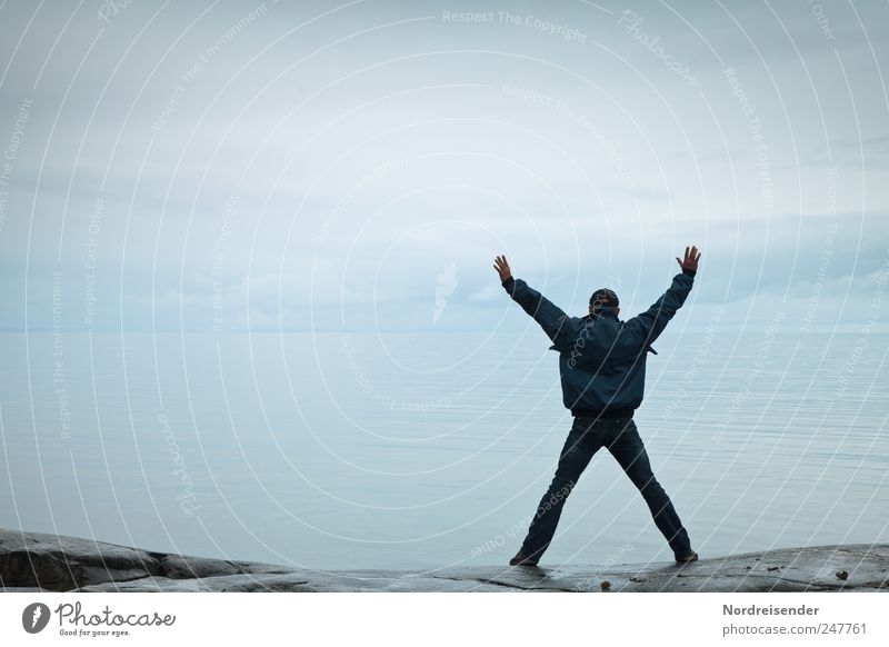 X Lifestyle Leben Abenteuer Ferne Meer Mensch Mann Erwachsene Natur Landschaft Luft Wasser Himmel Wolken schlechtes Wetter Küste Zeichen Schriftzeichen