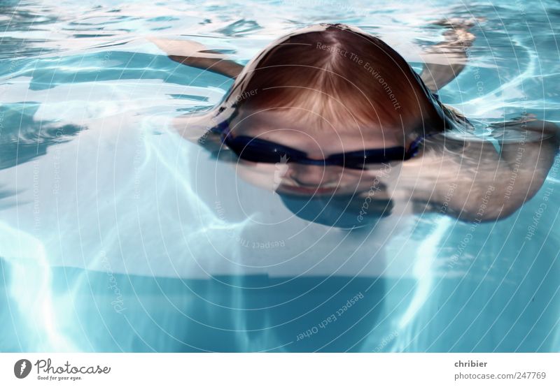 Auf-Taucherglocke Sommerurlaub Schwimmen & Baden tauchen Schwimmbrille Schwimmsport Pool Kind Kopf 1 Mensch Wasser toben nass blau Freude Bewegung