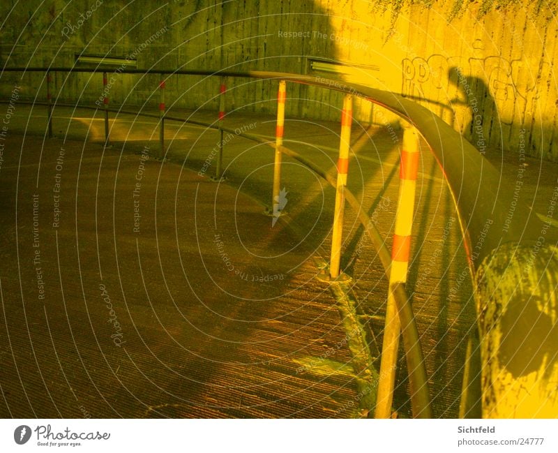 Der Schattenmann Gelbstich Sonnenuntergang Fototechnik Brücke Eisenbahn Geländer Straße Abend Ecke