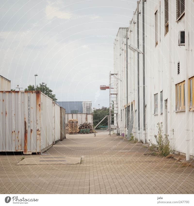 industriegebiet Industrie Himmel Haus Industrieanlage Fabrik Platz Bauwerk Gebäude Mauer Wand trist Stadt Farbfoto Außenaufnahme Menschenleer Textfreiraum oben