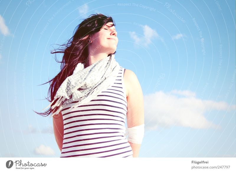 Sommerbrise feminin Junge Frau Jugendliche 1 Mensch genießen Wärme Sonnenlicht Wolken Himmel blau gestreift Schal Haare & Frisuren wehen Wind Zufriedenheit