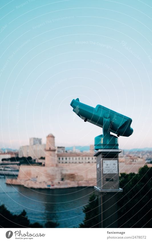 Aussicht // jardin du Pharo Stadt Hafenstadt Blick Fernglas Marseille Provence blau Dämmerung türkis Bauwerk Festung Turm Unschärfe Meer Südfrankreich