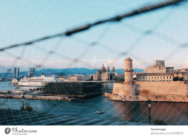 Aussicht // Jardin du Pharo II Hafenstadt Blick Marseille Maschendraht Maschendrahtzaun türkis Festung Fort Saint-Jean La Major Mucem Panorama (Bildformat)