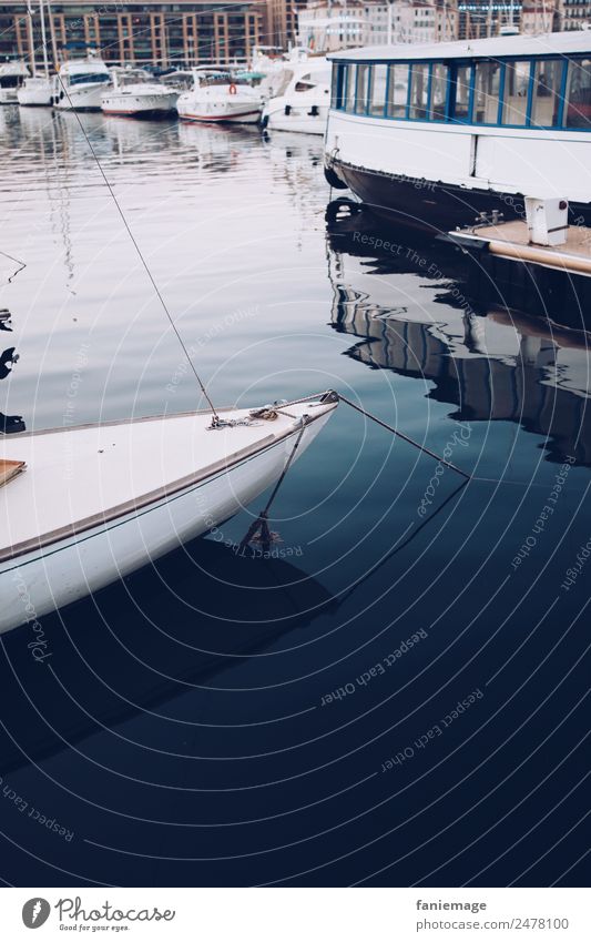 bateau au Vieux Port Segeln Stadt Hafenstadt ästhetisch Marseille Südfrankreich Mittelmeer Le vieux Port blau Wasser ruhig Fähre Wasserfahrzeug Schifffahrt