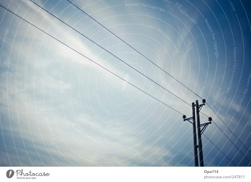 Stromleitung Himmel Wolken Wetter Unendlichkeit blau weiß Endzeitstimmung Energie Ferne "Strom Strommast Hochspannung" Farbfoto Gedeckte Farben Außenaufnahme