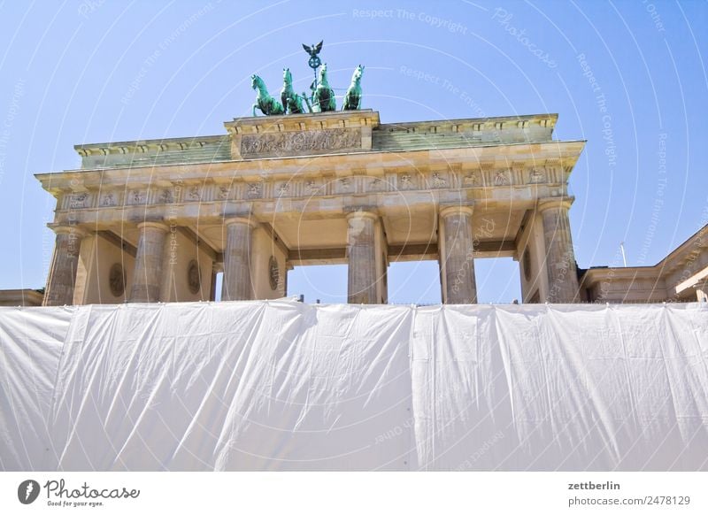 Fanmeile again Brandenburger Tor Wahrzeichen Barriere Abdeckung Architektur Berlin Deutschland Hauptstadt langhans Quadriga Viergespann Regierungssitz Spree