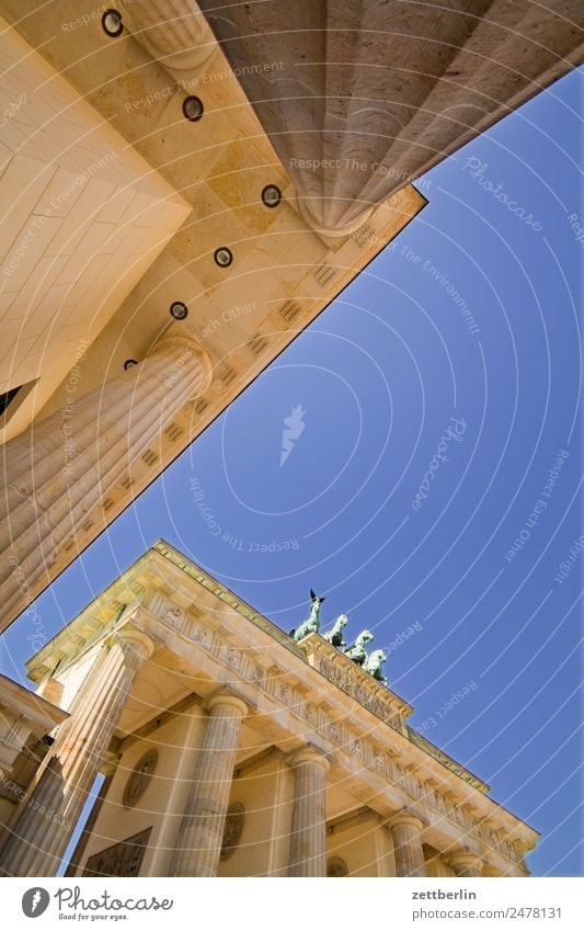 Brandenburger Tor Quadriga Viergespann Architektur Berlin Deutschland Hauptstadt langhans Regierungssitz Spreebogen Säule Wahrzeichen Pariser Platz Himmel