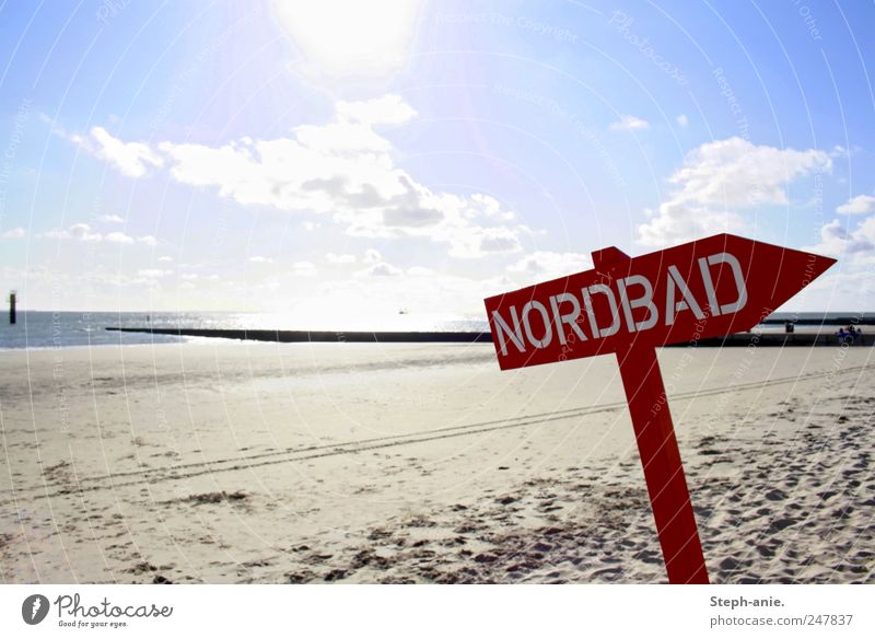 Verkehrte Welt. Wasser Himmel Wolken Sonne Sommer Schönes Wetter Küste Strand Nordsee Schriftzeichen Schilder & Markierungen Hinweisschild Warnschild rot