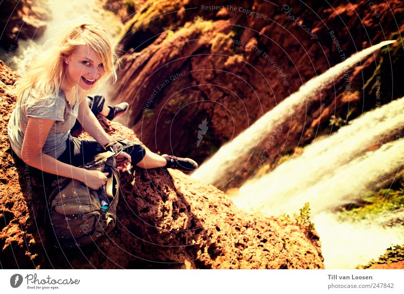 Wasserfälle braucht der Mensch feminin Junge Frau Jugendliche Erwachsene 1 18-30 Jahre Umwelt Natur Landschaft Pflanze Sonnenlicht Sommer Wasserfall T-Shirt