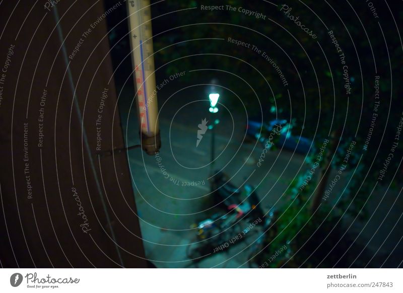 Thermometer Temperatur Außenaufnahme Grad Celsius Fenster Bürgersteig Fußweg Licht Abend Nacht Laterne Straßenbeleuchtung Sommer Parkplatz Fahrradparkplatz