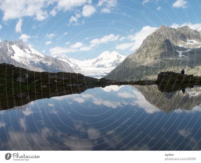 Ruhe und Weite Gebirgssee Gletscher Reflexion & Spiegelung Wolken Landschaft Weitwinkel Aletschgletscher Schweiz Berge u. Gebirge lake mountain mountains