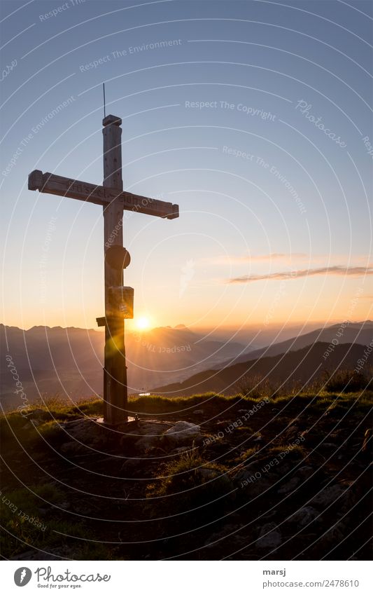 Lebensart l zum Kreuz aufschauen harmonisch ruhig Meditation Berge u. Gebirge wandern Karfreitag Natur Horizont Sonne Sonnenaufgang Sonnenuntergang Sonnenlicht