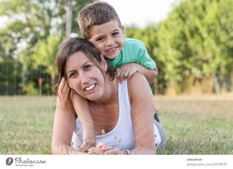 Mutter und Sohn auf dem Gras liegend Lifestyle Freude Glück schön Freizeit & Hobby Ferien & Urlaub & Reisen Sommer Kind Mensch Baby Kleinkind Junge Frau