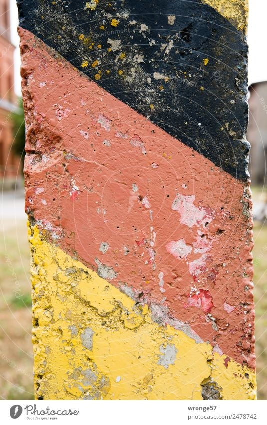 Grenzüberschreitung | Grenzpfahl Zeichen Schilder & Markierungen nah gold rot schwarz Grenze Deutsche Flagge Farbfoto mehrfarbig Außenaufnahme Nahaufnahme