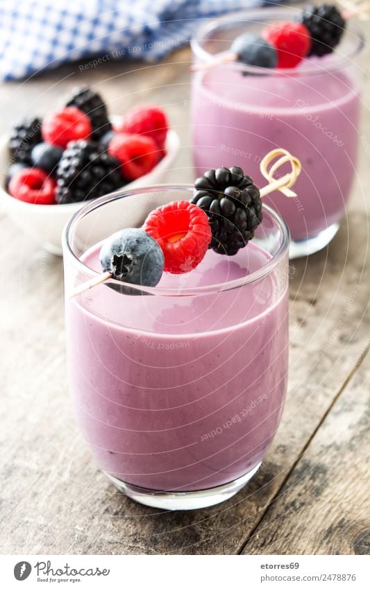 Gesunder Beeren-Smoothie im Glas Milchshake Getränk trinken Entzug Frucht Blaubeeren Lebensmittel Foodfotografie Vegane Ernährung Vegetarische Ernährung