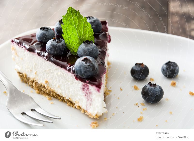 Stück Heidelbeer-Käsekuchen auf Holztisch Käsescheibe Blaubeeren Pasteten Backwaren Kuchen Dessert Frucht süß Bonbon Lebensmittel Gesunde Ernährung