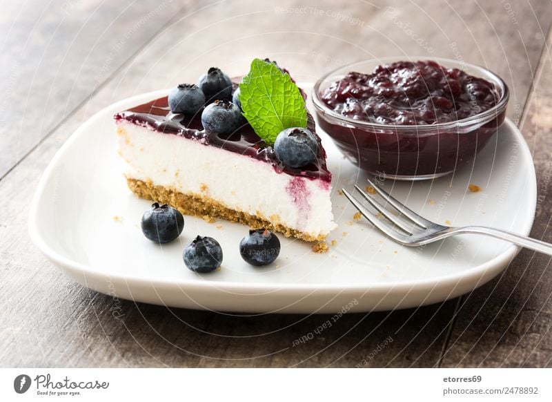 Stück Heidelbeer-Käsekuchen Blaubeeren Pasteten Backwaren Kuchen Dessert Frucht süß Bonbon Lebensmittel Gesunde Ernährung Foodfotografie backen cremig gebastelt