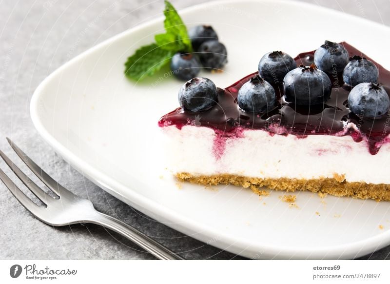 Stück Heidelbeer-Käsekuchen Blaubeeren Pasteten Backwaren Kuchen Dessert Frucht süß Bonbon Lebensmittel Gesunde Ernährung Foodfotografie backen cremig gebastelt