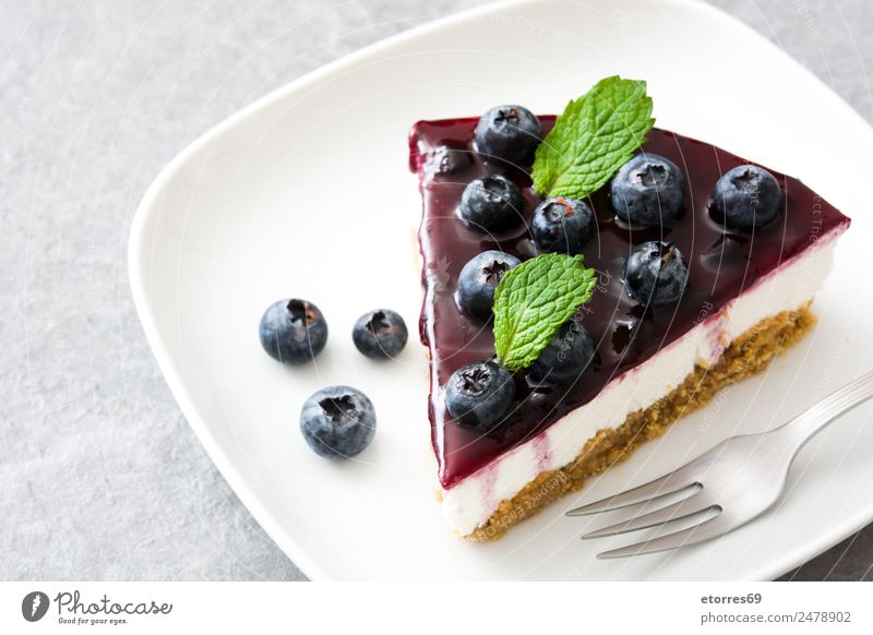 Stück Heidelbeer-Käsekuchen auf grauem Stein Blaubeeren Pasteten Backwaren Kuchen Dessert Frucht süß Bonbon Lebensmittel Gesunde Ernährung Foodfotografie backen