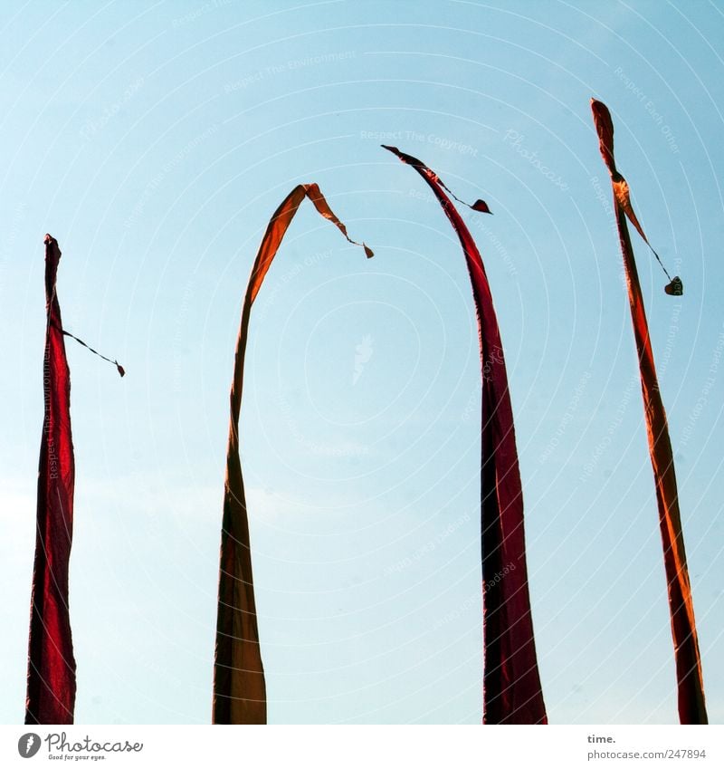 Der Wind ist die älteste Stimme der Welt 4 Mensch Himmel Wetter Herz Fahne hoch lang rot Balifahne Tempelfahne schmal unübersehbar flattern wehen Farbfoto