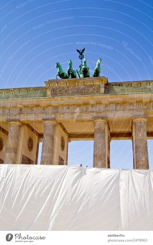 Fanmeile Barriere Architektur Berlin Brandenburger Tor Deutschland Hauptstadt langhans Quadriga Viergespann Regierungssitz Spree Spreebogen Säule Zaun Abdeckung