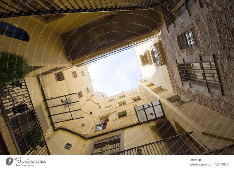 Loch Lifestyle Häusliches Leben Himmel Barcelona Spanien Stadt Haus Gebäude Architektur Mauer Wand Fassade Hinterhof Innenhof groß hoch Perspektive