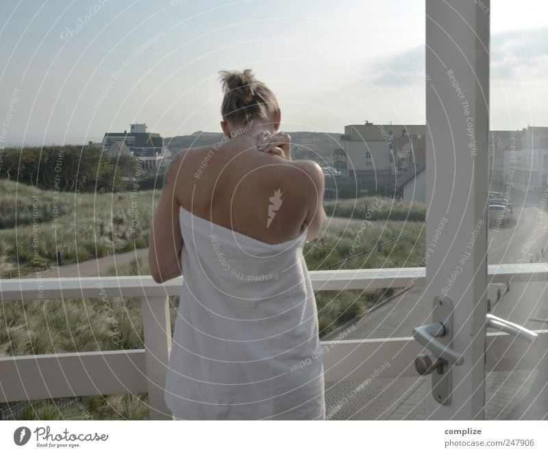 Balkon Wellness Leben harmonisch Wohlgefühl Zufriedenheit Ferien & Urlaub & Reisen Frau Erwachsene Neugier Gelassenheit aufstehen Farbfoto Morgen Handtuch