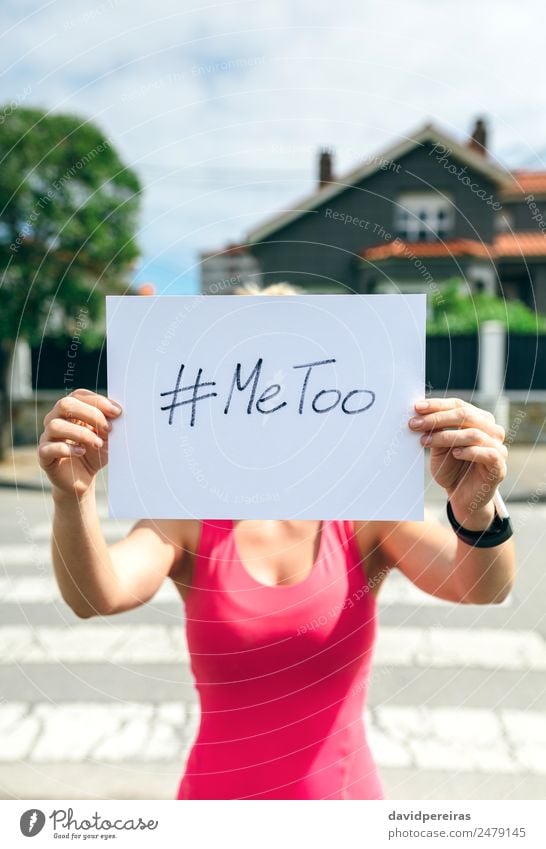 Frau zeigt Poster mit metoo hashtag Mensch Erwachsene Hand Kino Straße Papier Aggression authentisch weiß Gewalt zeigen Plakat Metoo ich auch Hashtag