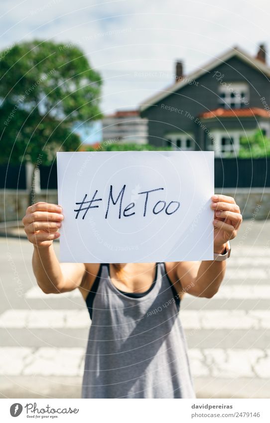 Frau zeigt Poster mit metoo hashtag Mensch Erwachsene Hand Kino Straße Papier Aggression authentisch weiß Gewalt Latein zeigen Plakat Metoo ich auch Hashtag