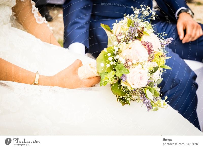 Brautstrauß am Hochzeitstag schön Feste & Feiern Frau Erwachsene Mann Paar Partner 2 Mensch 30-45 Jahre Natur Pflanze Blume Blüte Kleid Blumenstrauß Liebe