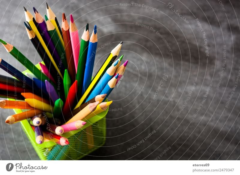 Farbstifte Bildung Kind Schule Klassenraum Tafel Arbeitsplatz Kunst Schreibstift Kasten blau braun mehrfarbig gelb orange rosa rot schwarz Konzentration