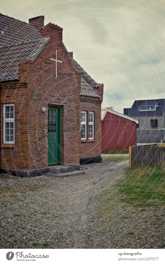 Ein Weg zu Gott schlechtes Wetter Dänemark Kirche Bauwerk Gebäude Architektur alt Rechtschaffenheit Backstein Backsteinwand Kreuz Tür Fenster Kies Wolkenhimmel