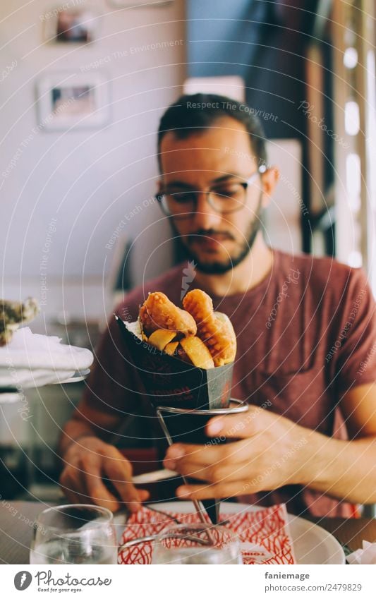 fish & chips Lebensmittel Fisch Meeresfrüchte Ernährung Essen Mittagessen Fastfood Fingerfood Lifestyle maskulin Mann Erwachsene 1 Mensch lecker Fish und Chips