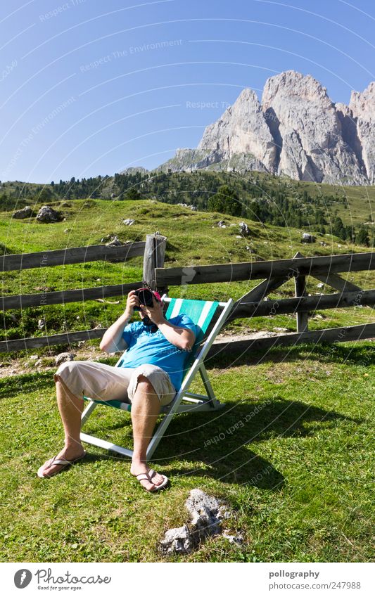 Schöne Aussichten Mensch maskulin 1 Natur Landschaft Pflanze Himmel Sommer Schönes Wetter Baum Gras Wiese Hügel Felsen Alpen Berge u. Gebirge Gipfel sitzen blau