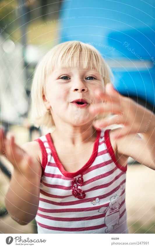 Ulk-Nudel Freude Freizeit & Hobby Mensch Kind Kleinkind Kindheit Gesicht Hand 1 3-8 Jahre Hemd Streifen blond lustig natürlich niedlich Farbfoto mehrfarbig