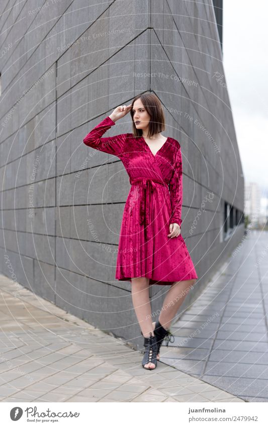 Junges Mädchen posiert im Freien Lifestyle Stil schön feminin Frau Erwachsene 18-30 Jahre Jugendliche Straße Mode Kleid Coolness jung Körperhaltung Model