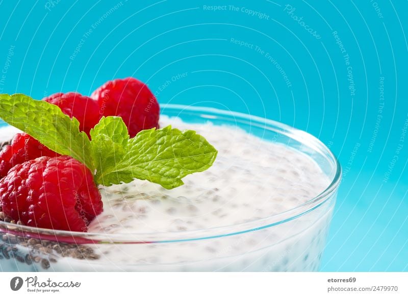 Chia-Joghurt mit Himbeeren im Glasbecher Molkerei Frucht Gesundheit Gesunde Ernährung Vegane Ernährung Vegetarische Ernährung Superfood natürlich lecker Samen