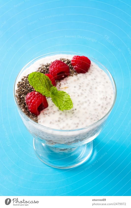 Chia-Joghurt mit Himbeeren im Glasbecher Molkerei Frucht Gesundheit Gesunde Ernährung Vegane Ernährung Vegetarische Ernährung Superfood natürlich lecker Samen