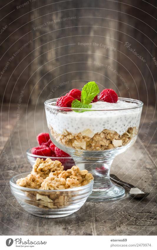 Chia-Joghurt mit Himbeeren im Glas auf Holz Molkerei Frucht Gesundheit Gesunde Ernährung Vegane Ernährung Vegetarische Ernährung Superfood natürlich lecker